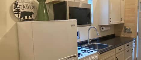 Micro-ondes, four, plaque de cuisson, cafetière/bouilloire