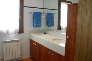 Chalet, 4 Bedrooms, Accessible, Balcony | Bathroom