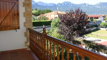 Chalet, 4 Bedrooms, Accessible, Balcony | Teres/patio