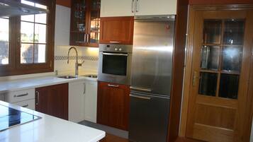 Chalet, 4 Bedrooms, Accessible, Balcony | Interior