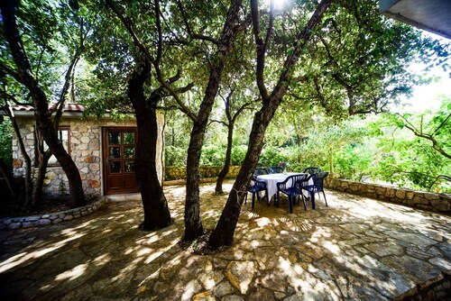 Deluxe Two-bedroom Apartment With a Jacuzzi Large Terrace With Garden