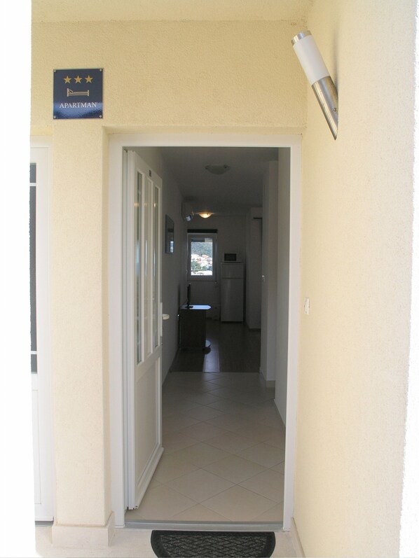 Property entrance - Apartment Luce - 2 Bedroom Apartment 4-2 (Okrug)