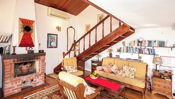 Villa, 4 Schlafzimmer, Raucher, eigener Pool | Wohnbereich | Fernseher, Kamin, Bücher
