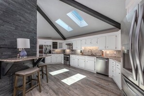 Jääkaappi, mikroaaltouuni, uuni, liesi