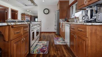 Een koelkast, een magnetron, een vaatwasser