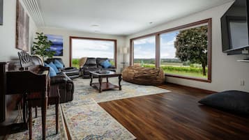 Een televisie, een open haard en tafelvoetbal