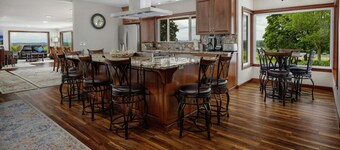 Dundee Wine Country Estate, Single Lvl, Huge Patio, Vineyard Views, Free Tastings, Foosball, FirePit