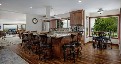 Dundee Wine Country Estate, Single Lvl, Huge Patio, Vineyard Views, Free Tastings, Foosball, FirePit