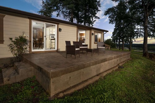 Wine Country Retreat With Vineyard Views, Huge Patio, Free Tastings, Gazebo, BBQ, Plush Furniture