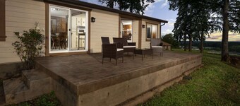 Wine Country Retreat With Vineyard Views, Huge Patio, Free Tastings, Gazebo, BBQ, Plush Furniture