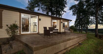 Wine Country Retreat With Vineyard Views, Huge Patio, Free Tastings, Gazebo, BBQ, Plush Furniture