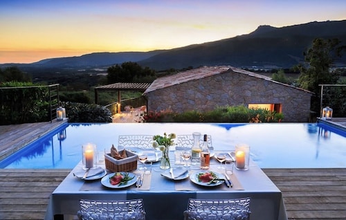 Stone villa with heated pool close to the most beautiful beaches!