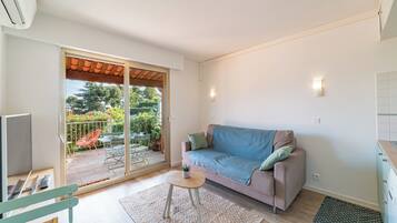 Een smart-tv en boeken