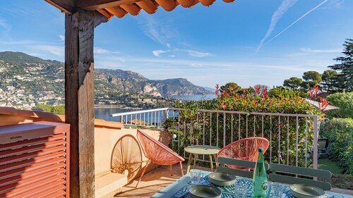 MINI-VILLA with breathtaking view, pool, garden, car park and tennis court