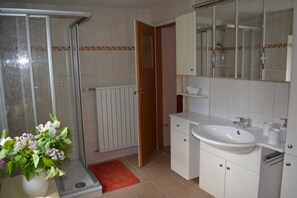 Hair dryer, towels, toilet paper - Ferienhaus Hüthchen, Deutschland (Eichhorst)