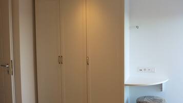 Room, 1 Bedroom, Balcony, Garden View | Bathroom