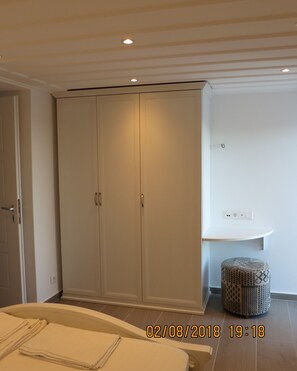 Chambre, 1 chambre, balcon, vue jardin | Salle de bain