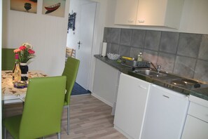 Kühlschrank, Mikrowelle, Wasserkocher mit Kaffee-/Teezubehör