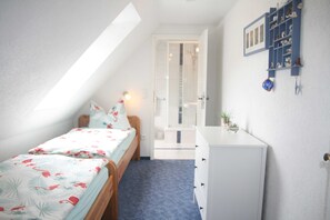 2 dormitorios, tabla de planchar con plancha, ropa de cama
