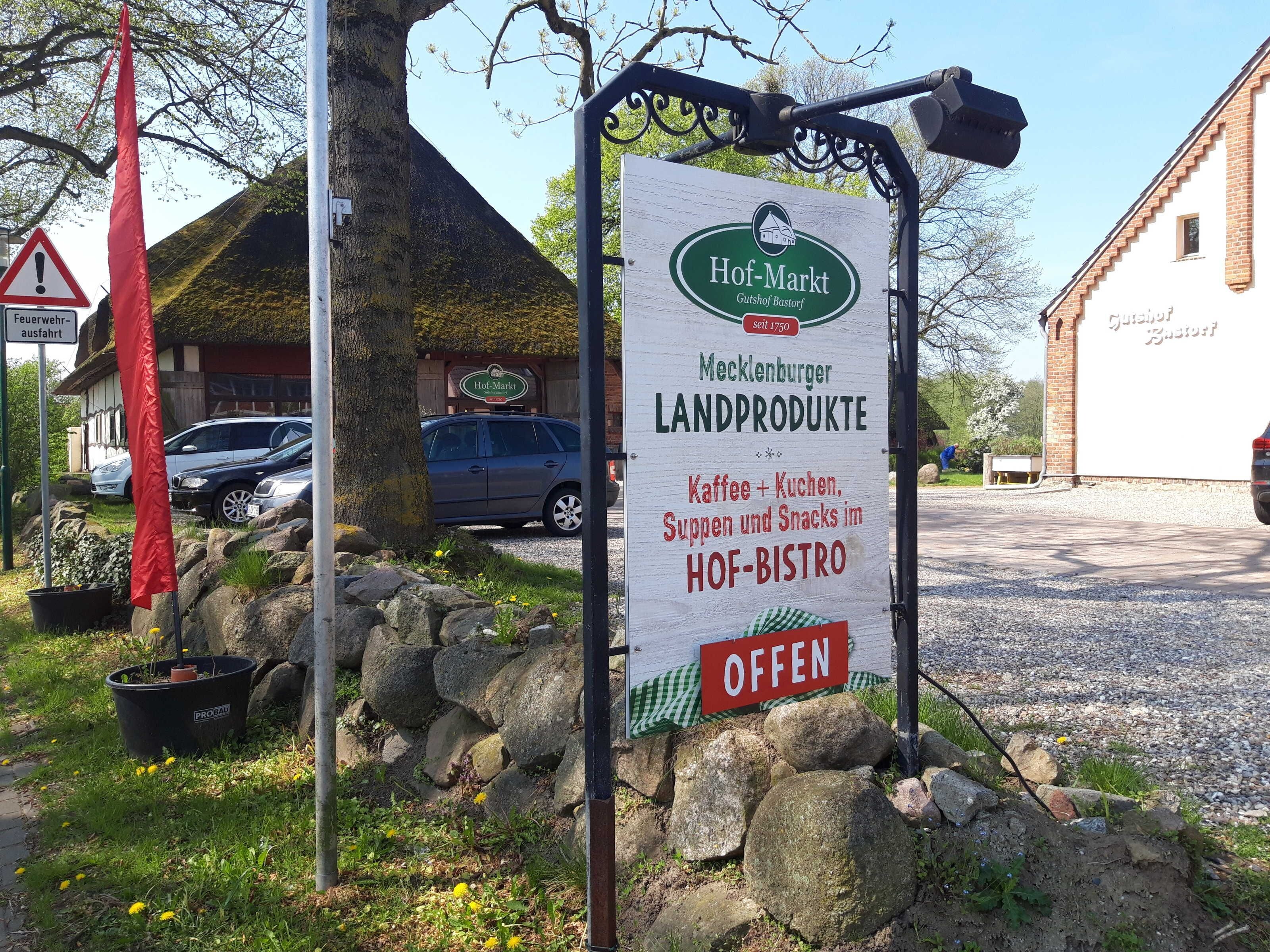 Une enseigne pour Hof-Markt, un marché local qui propose également un bistrot, des produits locaux, du café et des plats préparés.