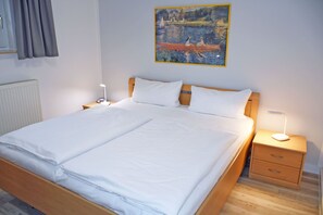 2 bedrooms, travel cot, WiFi, bed sheets