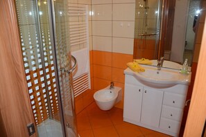 Appartement, terrasse | Salle de bain