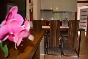 Apartamento, vista para o mar | Opções para refeição no quarto