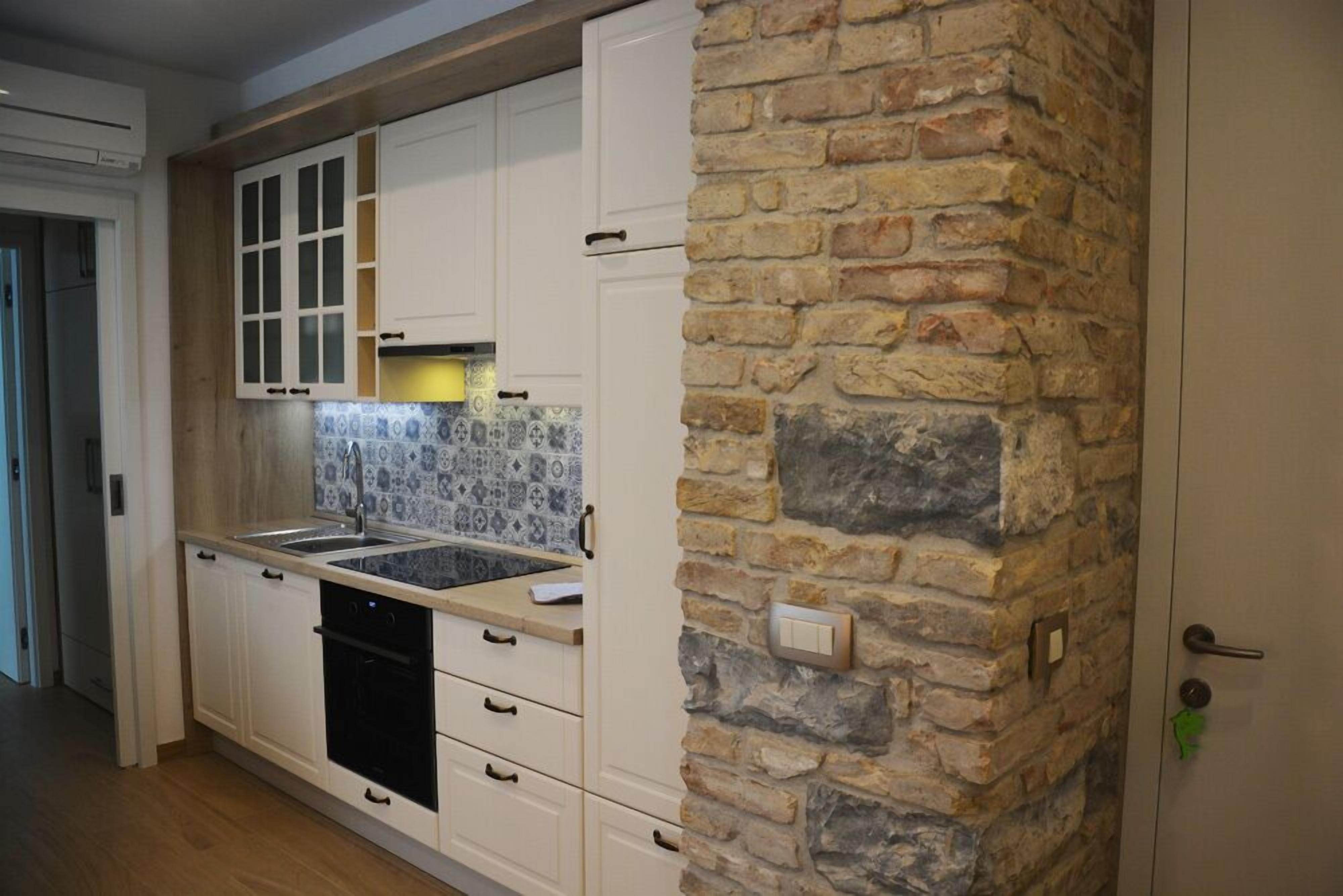 Appartement, terras | Privékeuken | Een koelkast met diepvriezer, een oven, een kookplaat