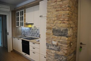 Apartamento, terraço | Cozinha privada | Geladeira grande, fogão, cooktop, talheres/pratos/utensílios de cozinha