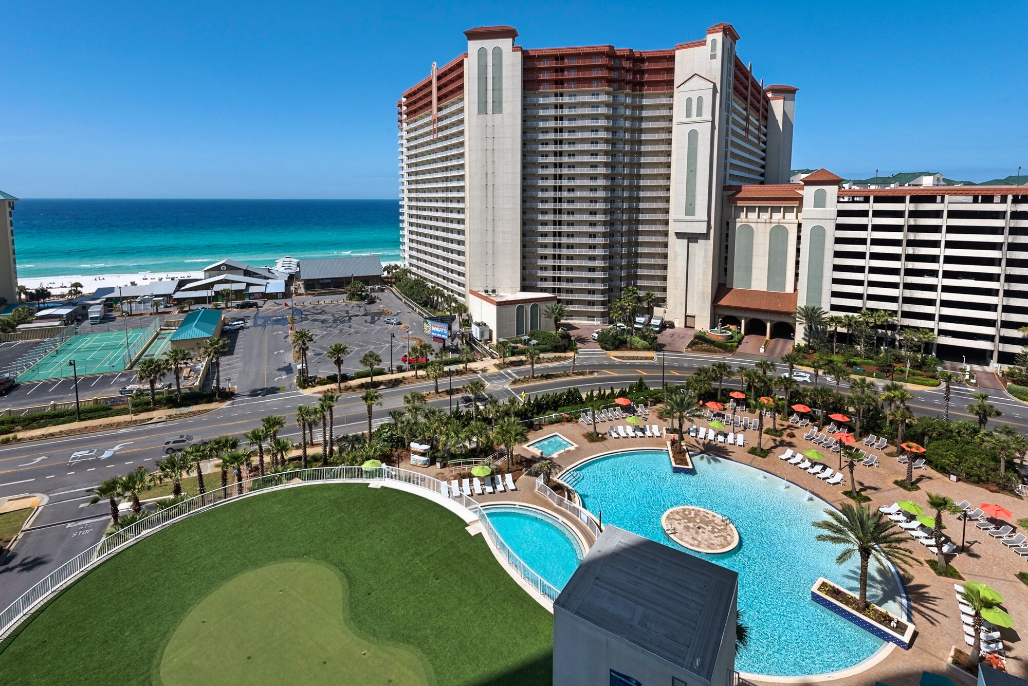 Utendørsbasseng og et oppvarmet basseng