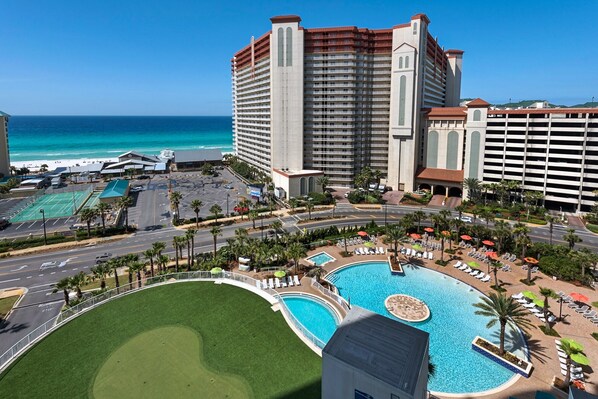 Alberca al aire libre y alberca climatizada