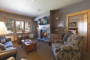 TV, fireplace - Top floor ski condo with direct ski in and out. Hiking and biking too! Hot tub (Whitefish)