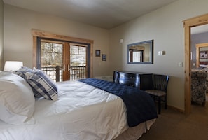 2 bedrooms, free WiFi, bed sheets, wheelchair access - Top floor ski condo with direct ski in and out. Hiking and biking too! Hot tub (Whitefish)