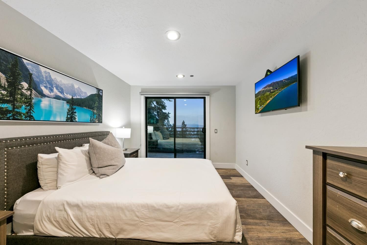 11 Schlafzimmer, Schreibtisch, Bügeleisen/Bügelbrett, Reisekinderbett