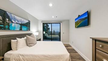 11 Schlafzimmer, Schreibtisch, Bügeleisen/Bügelbrett, Reisekinderbett