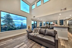 Televisio, takka, pöytäjalkapallopöytä, videokirjasto