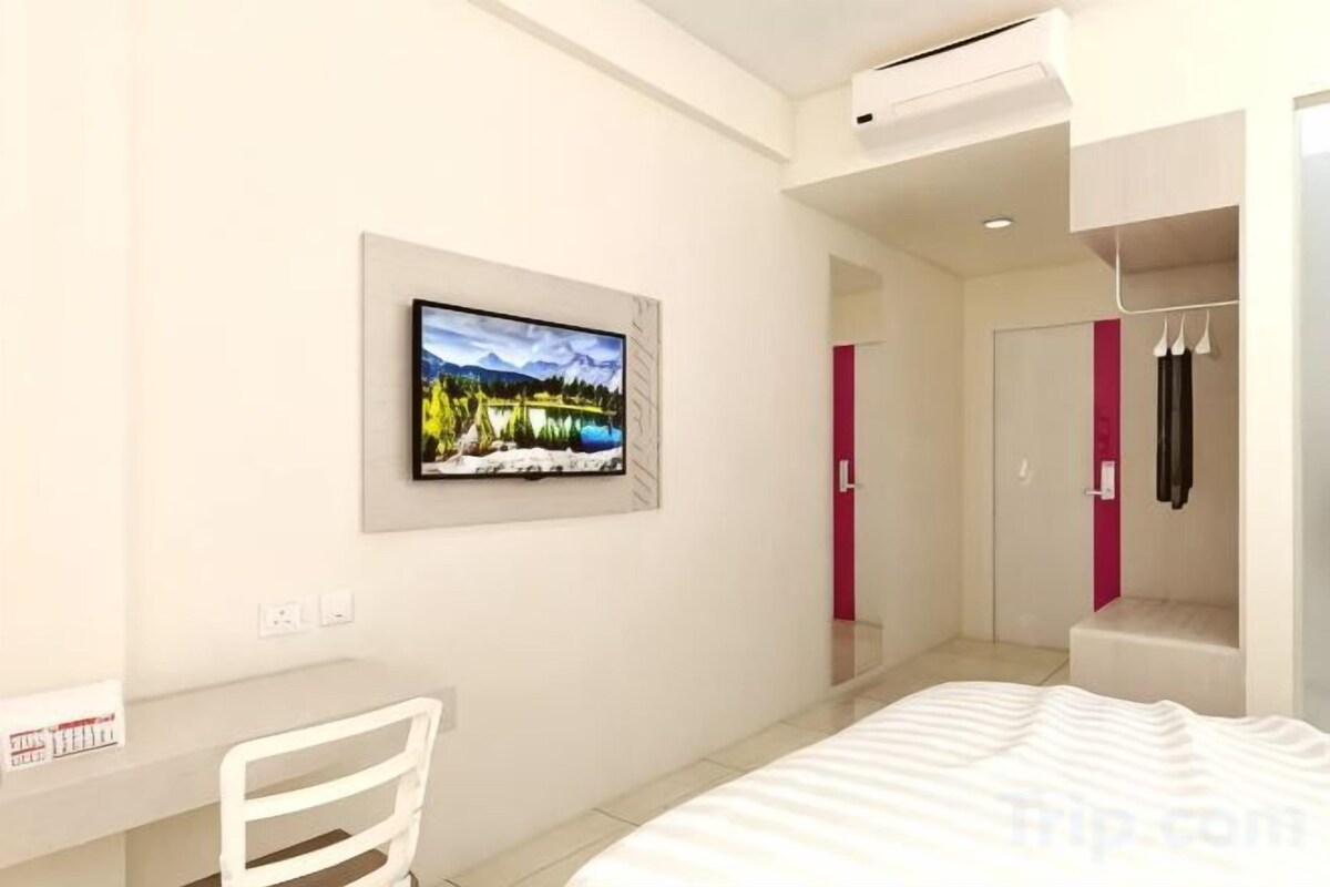 In-room safe, desk, laptop workspace, soundproofing