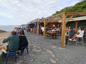 تناول الطعام بالخارج