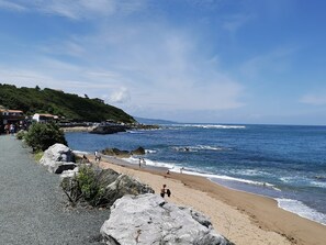 بالقرب من الشاطئ