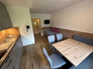 Deluxe-Apartment, 2 Schlafzimmer, 2 Bäder | Wohnbereich | 43-Zoll-Fernseher mit Kabelempfang
