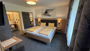 Apartemen Deluks, 2 kamar tidur, 2 kamar mandi | Brankas, meja kerja, tirai kedap cahaya, dan kedap suara