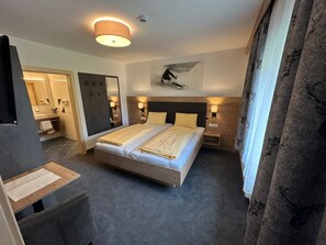 Deluxe-Apartment, 2 Schlafzimmer, 2 Bäder | Zimmersafe, Schreibtisch, Verdunkelungsvorhänge, schallisolierte Zimmer