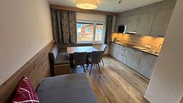 Apartamento Deluxe, 2 habitaciones, 2 baños | Cocina privada | Cafetera o tetera