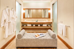 Phòng Suite Royal, quang cảnh đồi núi | Bộ trải giường bằng vải Frette của Ý, bộ đồ giường cao cấp 