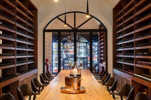 Breakfast, dinner served; Italian cuisine, garden views