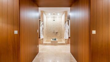 Deluxe Suite | Bilik Mandi | Gabungan pancuran/tab mandi, tab mandi rendaman dalam