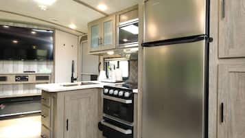 Kabin Deluks (Camp Trailer) | Dapur pribadi | Lemari es, microwave, oven, dan kompor