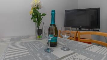 Apartment, 2 Schlafzimmer, Balkon | Tagungsbereich