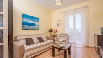 Apartment, 2 Bedrooms, Smoking, Balcony | Living room