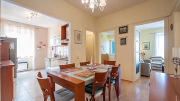 Apartment, 2 Bedrooms, Smoking, Balcony | Dining room